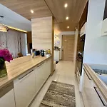 Avira With Free Private Garage Apartamento