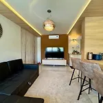 Avira With Free Private Garage Lejlighed