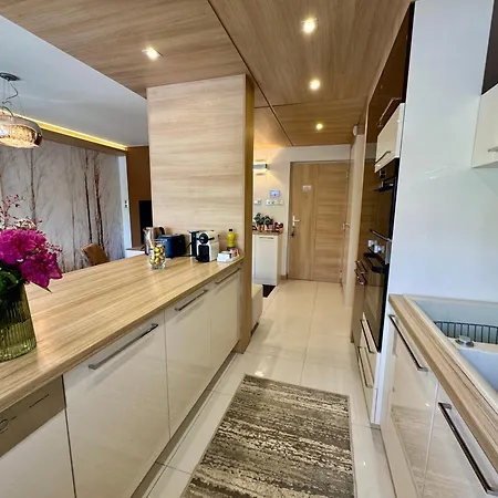 Avira With Free Private Garage דירה