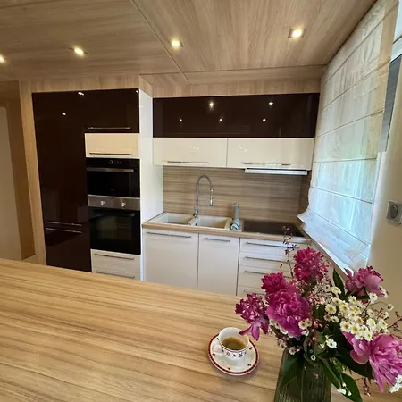 Avira With Free Private Garage דירה