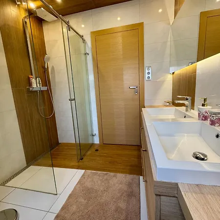 Avira With Free Private Garage דירה *