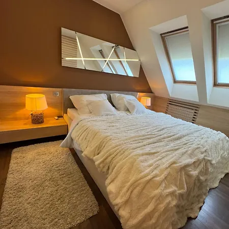 Avira With Free Private Garage דירה