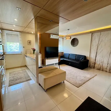 Avira With Free Private Garage דירה *