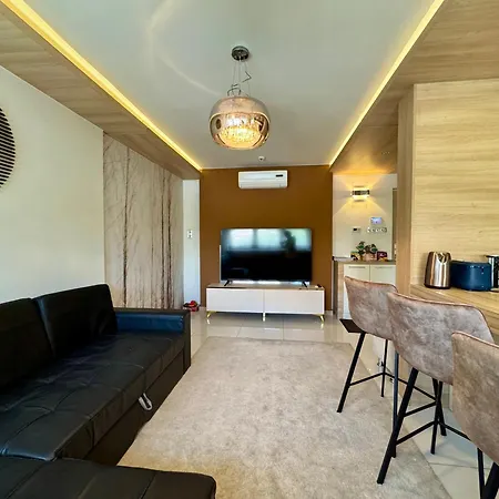 Avira With Free Private Garage דירה