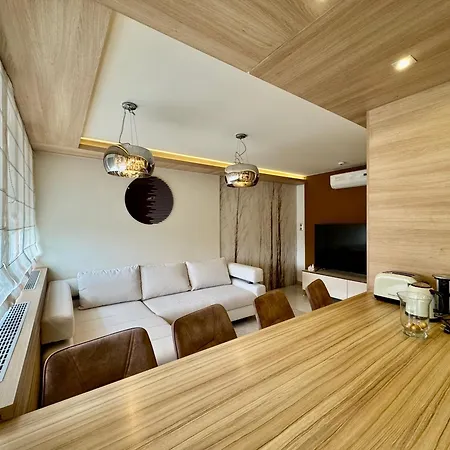 Avira With Free Private Garage Apartament
