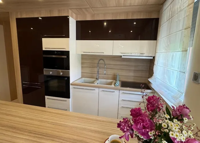 Avira With Free Private Garage Appartement