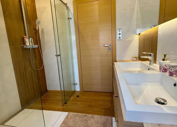 Avira With Free Private Garage Apartman *