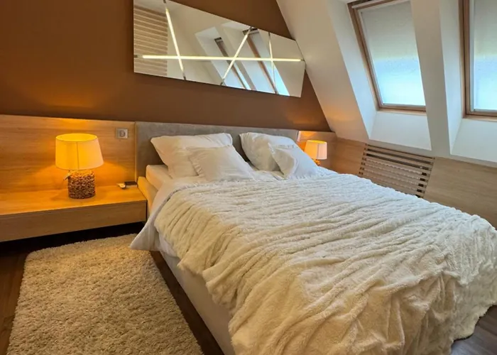 Avira With Free Private Garage Appartement
