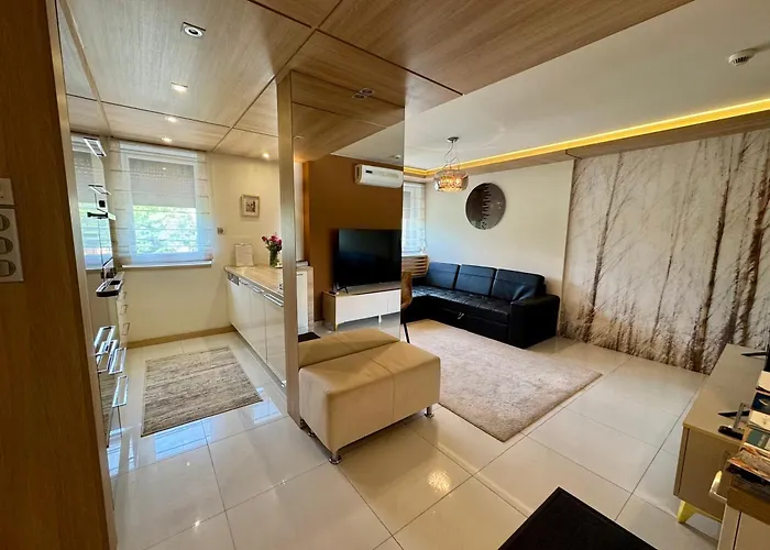 Avira With Free Private Garage Appartement *
